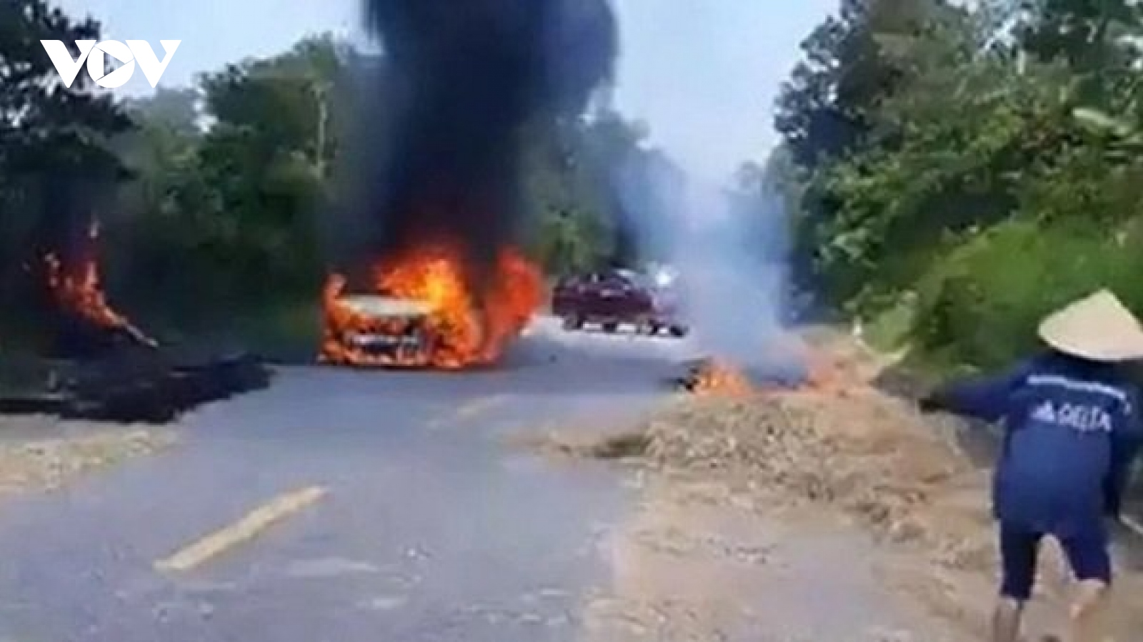 Ba người thoát chết, kịp thời nhảy ra khỏi chiếc ô tô bốc cháy dữ dội