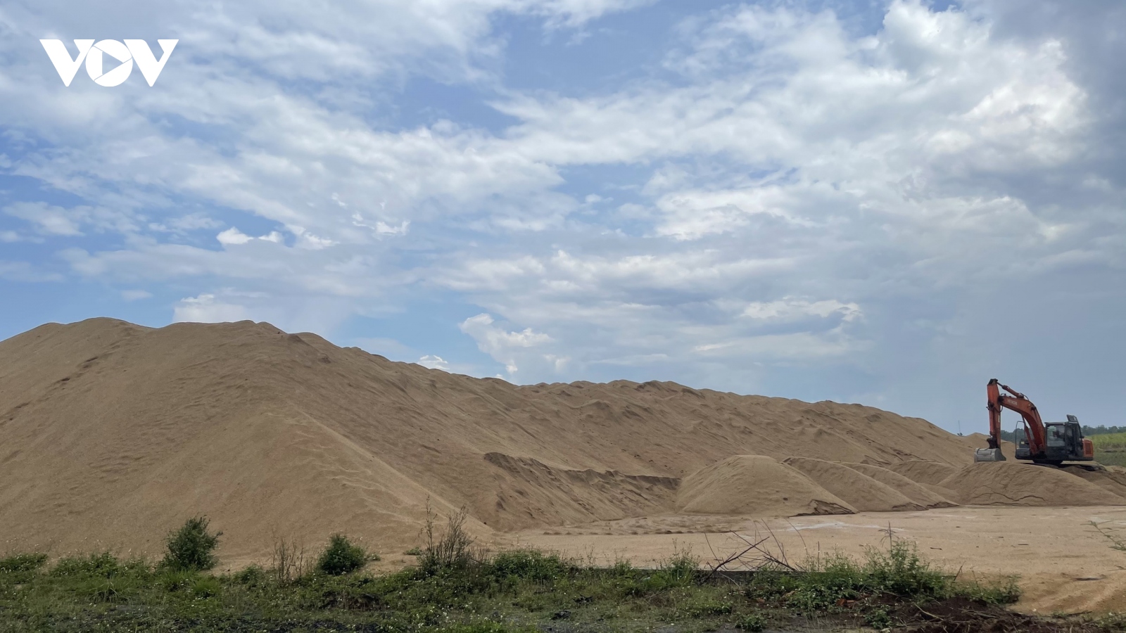 Bãi cát trái phép hàng nghìn mét khối gây nhức nhối buôn làng Đắk Lắk