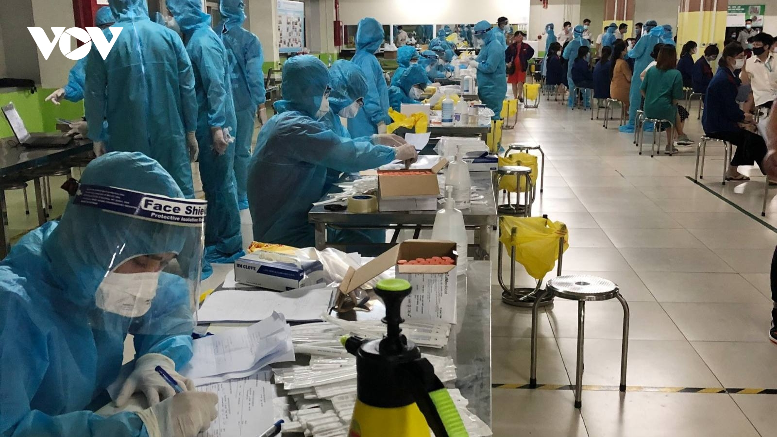 Hơn 10.000 người lao động tại KCN Quang Châu, Bắc Giang lấy mẫu xét nghiệm trong đêm