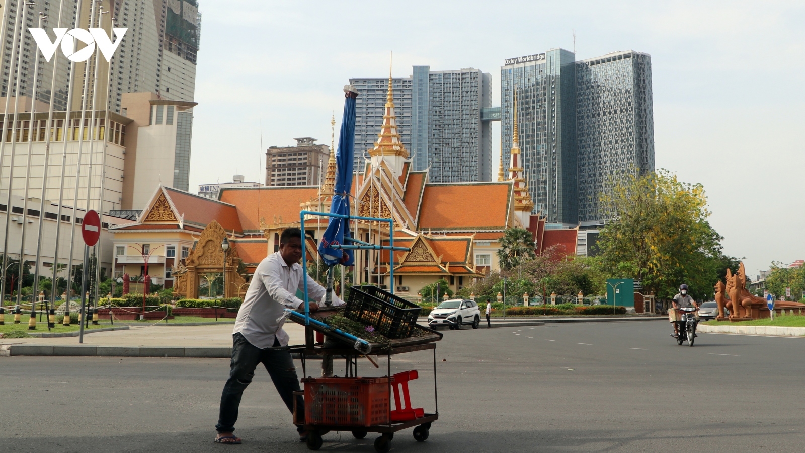 Thủ đô Phnom Penh (Campuchia) ngày đầu dỡ bỏ lệnh phong tỏa vì Covid-19