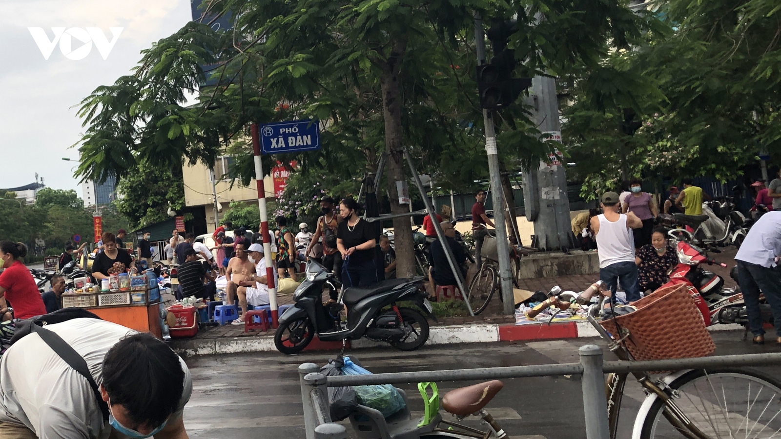 Chợ cóc đồ cũ ở Hà Nội vẫn tụ tập đông người bất chấp dịch Covid-19 phức tạp