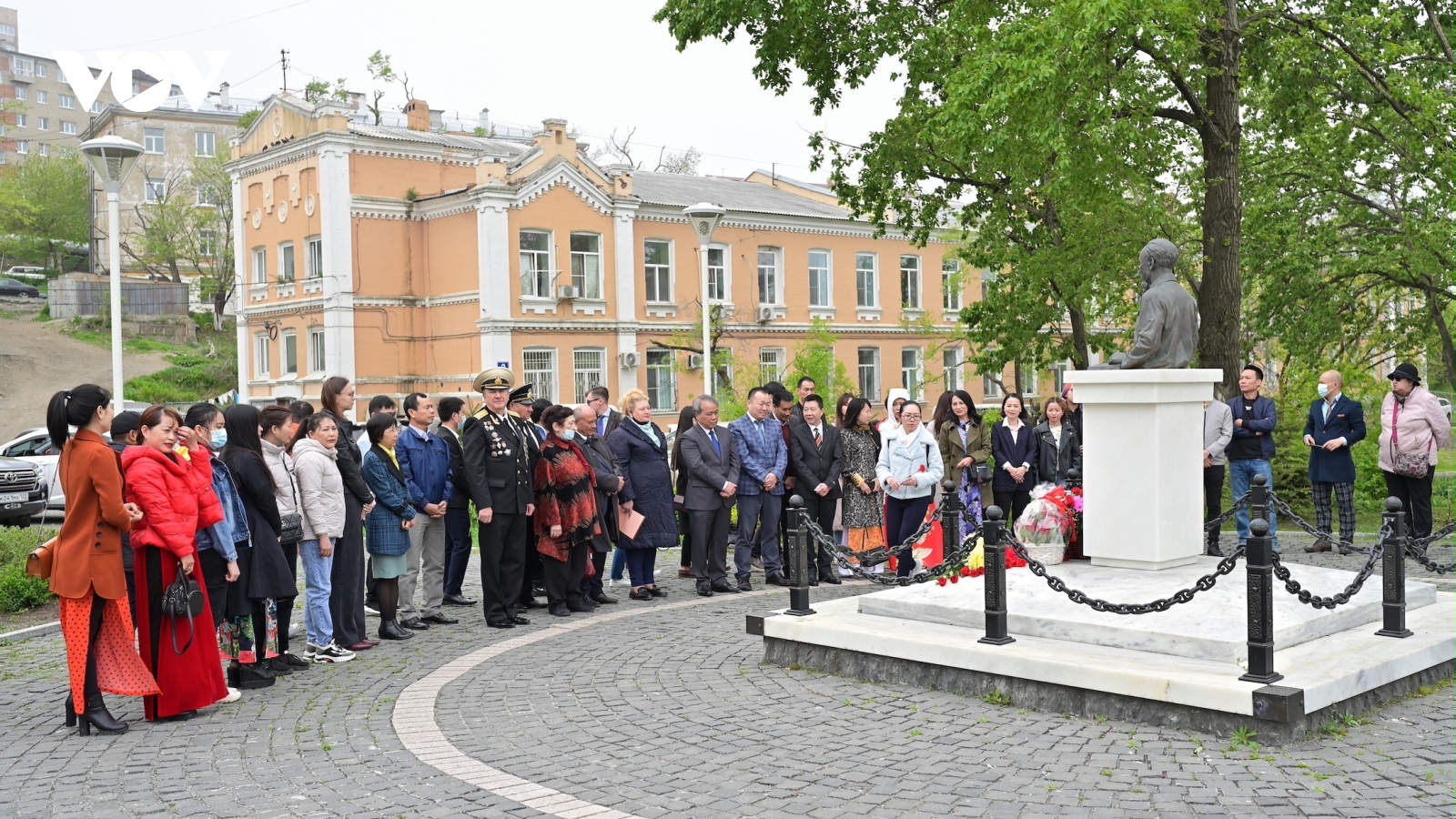 Lễ dâng hoa nhân kỷ niệm 131 năm ngày sinh Chủ tịch Hồ Chí Minh tại Liên bang Nga