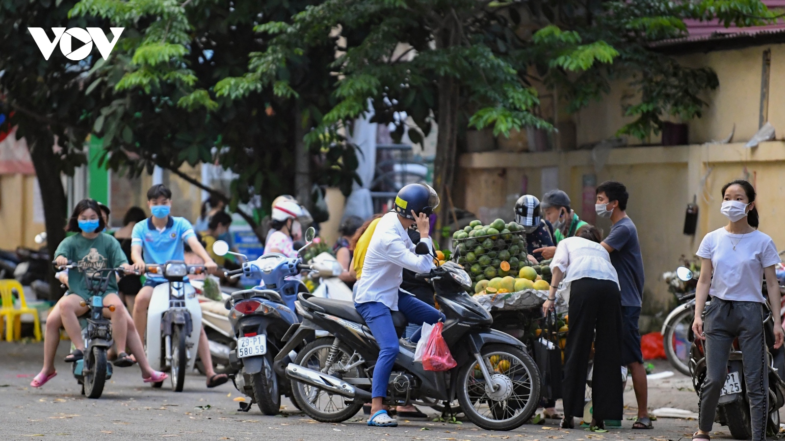 Dịch Covid-19 diễn biến phức tạp, nhiều chợ "cóc" ở Hà Nội vẫn hoạt động tấp nập