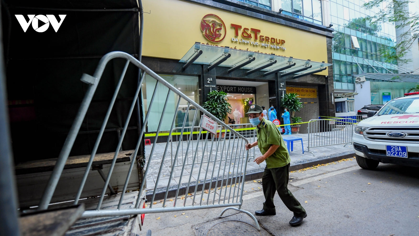 Phong tỏa tòa nhà Công ty T&T, nơi làm việc của bệnh nhân Covid-19 tại Hà Nội