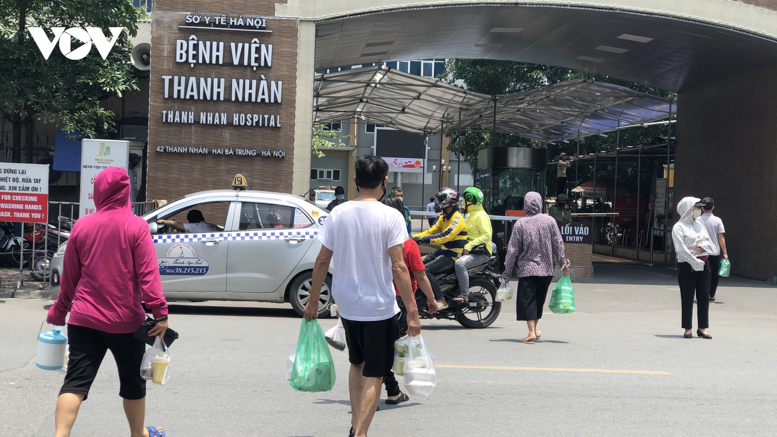 Ảnh: Cửa hàng ăn uống quanh bệnh viện ở Hà Nội chỉ bán mang về