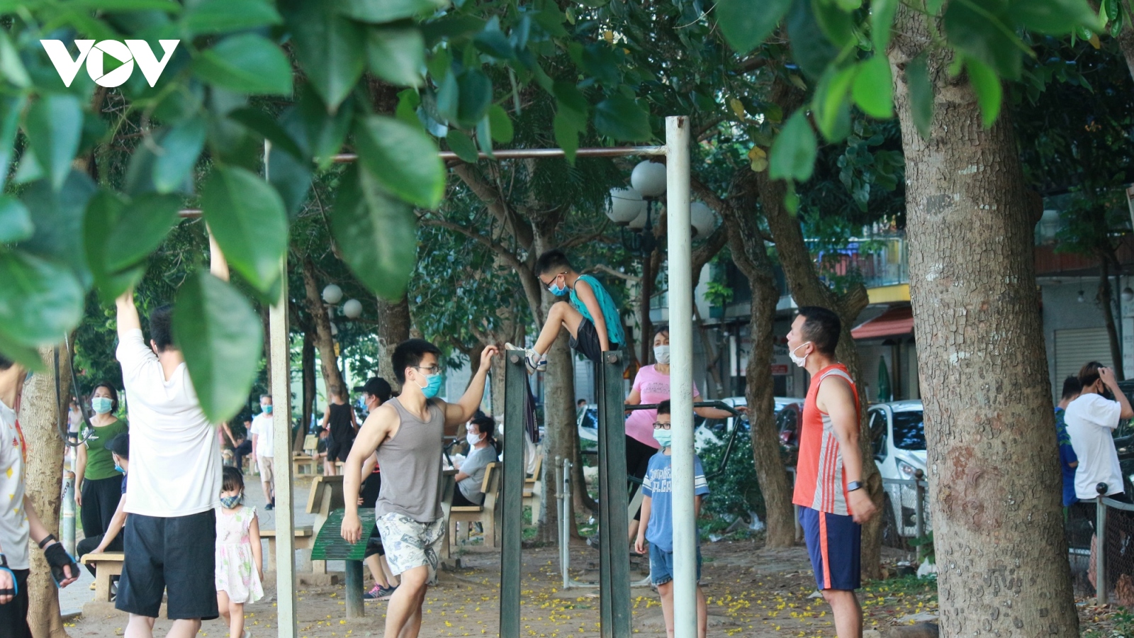 Người dân tập thể dục kín hồ Trung Văn, bất chấp quy định phòng chống dịch