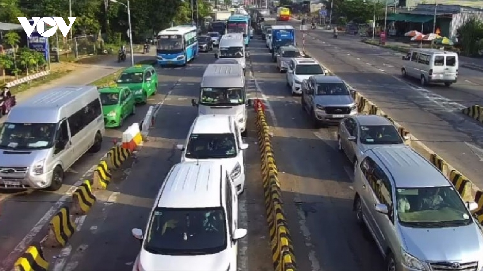 Bến Tre-Tiền Giang: Chiều 2/5 vẫn ùn tắc giao thông nghiêm trọng