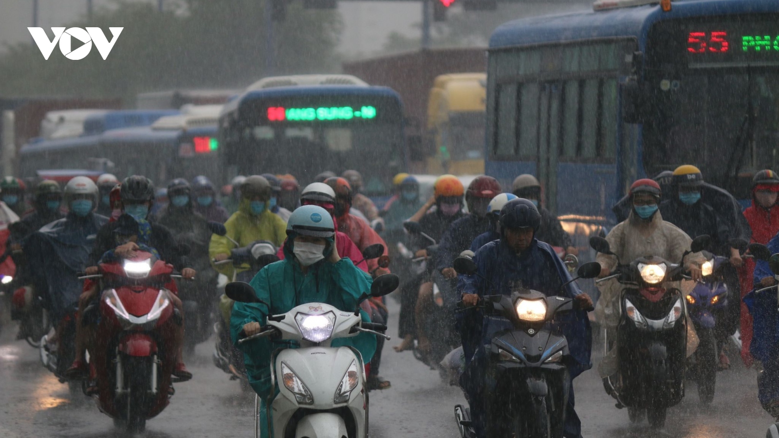 TPHCM mưa lớn kéo dài, phương tiện giao thông di chuyển khó khăn