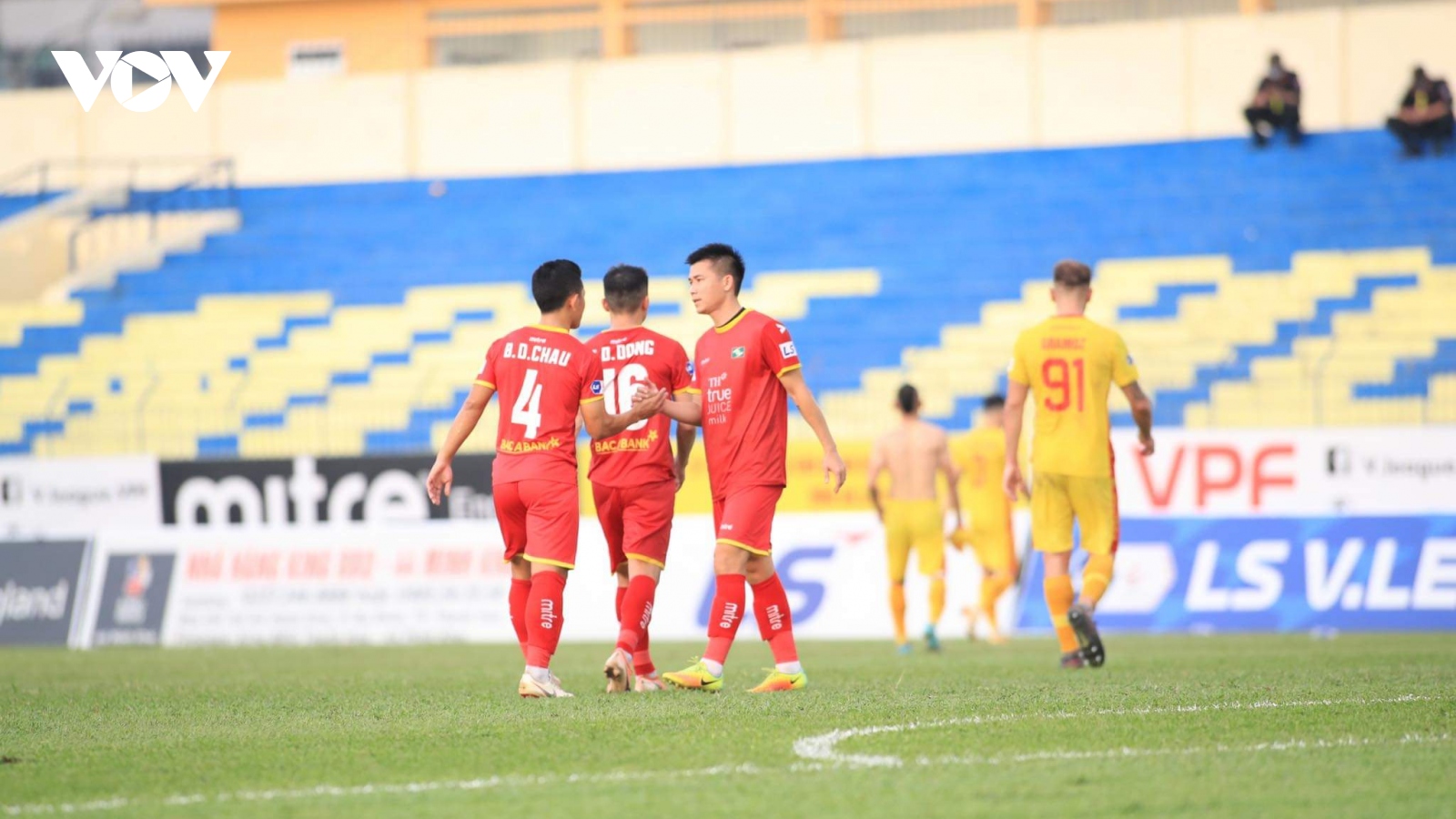 Trận SLNA - Hà Nội FC có nguy cơ bị hoãn vì Covid-19