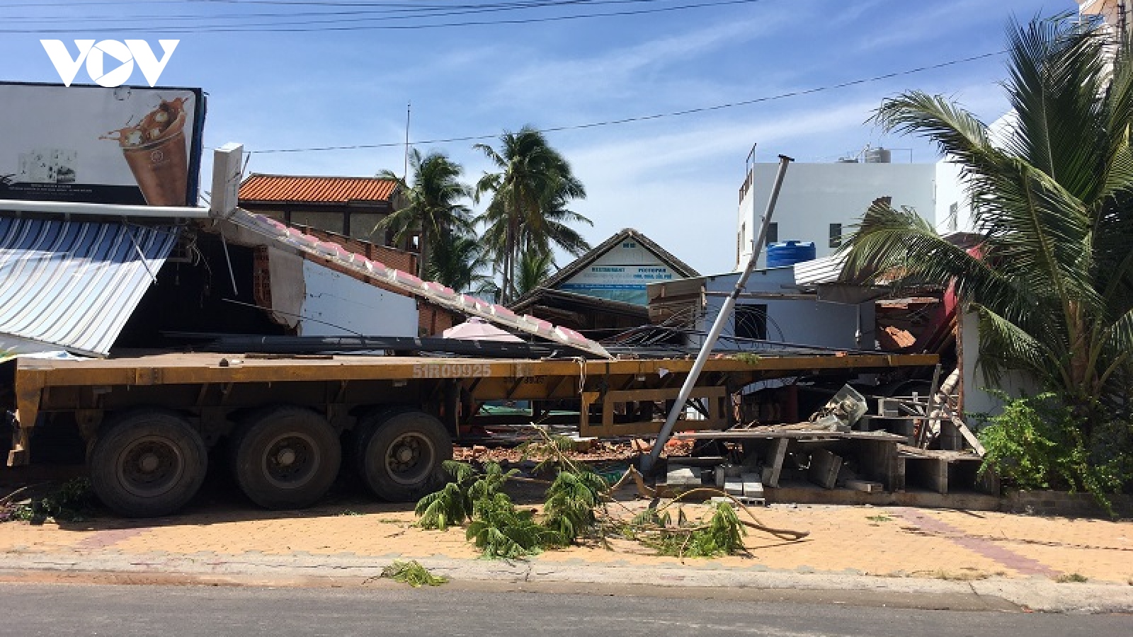 Xe đầu kéo tông sập nhà dân ở Bình Thuận