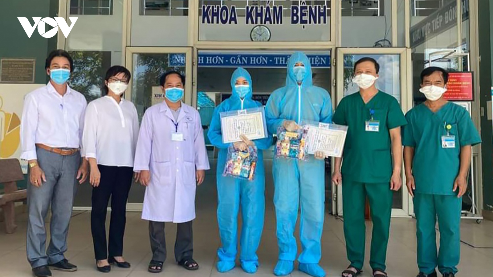 2 bệnh nhân hết Covid-19 tại Trung tâm Y tế Hòa Vang được xuất viện