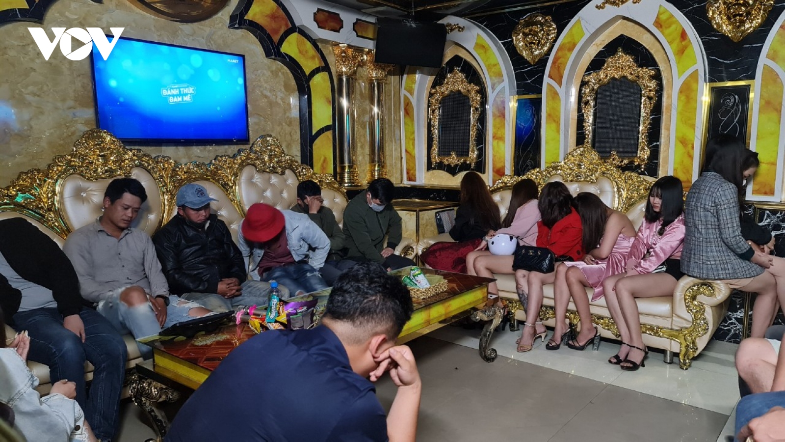 Hai cơ sở karaoke “đóng cửa cố thủ” khi bị kiểm tra vì hoạt động giữa đại dịch Covid-19