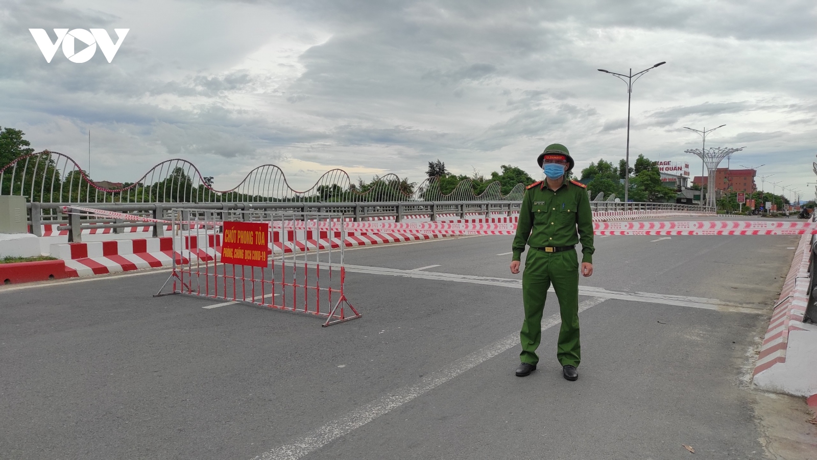 Trong ngày giãn cách xã hội đầu tiên, thành phố Hà Tĩnh vắng lặng khác thường