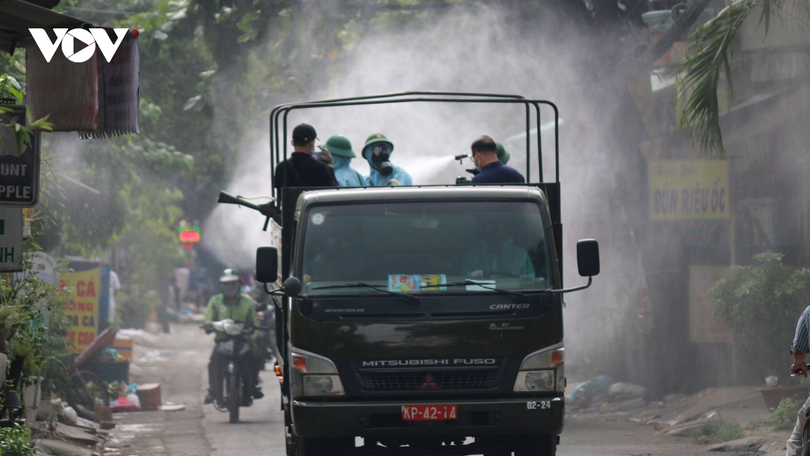 Quân đội phun tiêu độc khử trùng tại "điểm nóng" Covid-19 ở Gò Vấp (TP HCM)