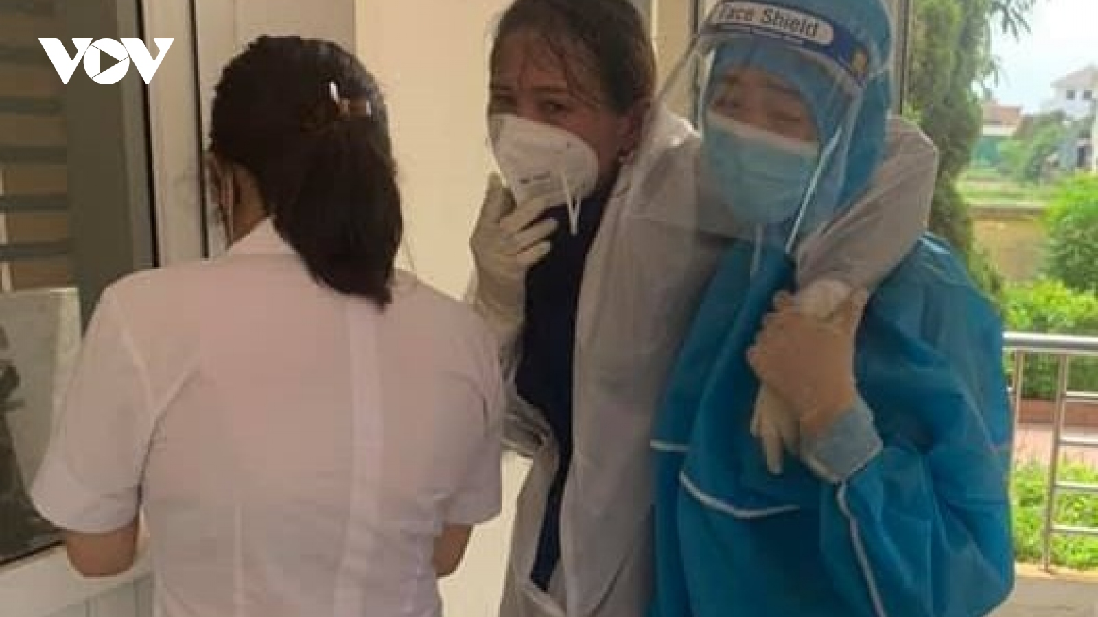 Nữ điều dưỡng ở Hà Tĩnh ngất xỉu khi lấy mẫu xét nghiệm trong vùng phong tỏa