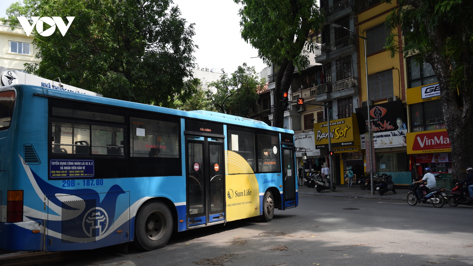 Xe buýt Hà Nội đìu hiu vì hành khách lo ngại lây nhiễm dịch bệnh