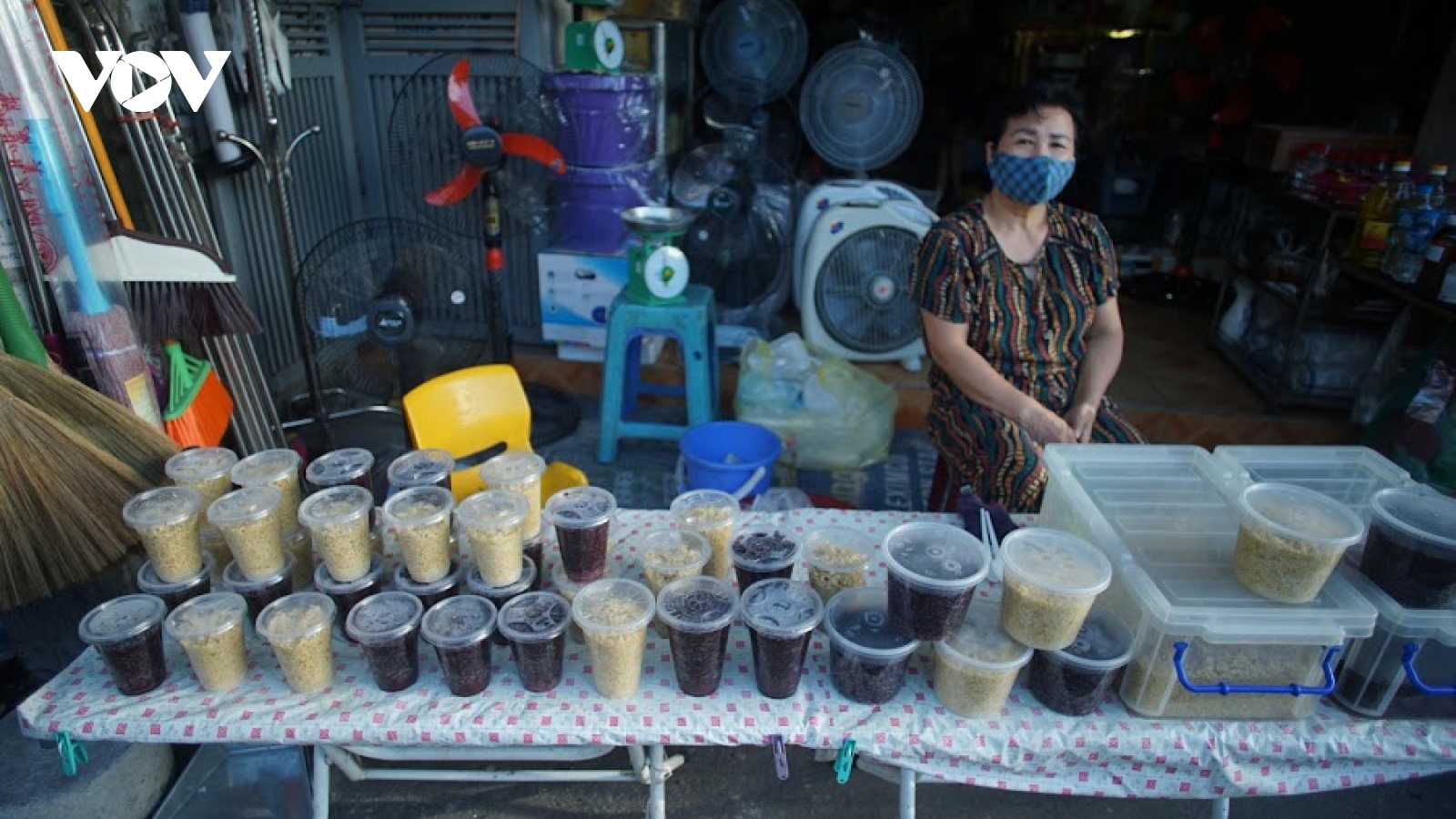 Người Hà Nội đi chợ sớm mua rượu nếp, bánh tro trong Tết Đoan ngọ