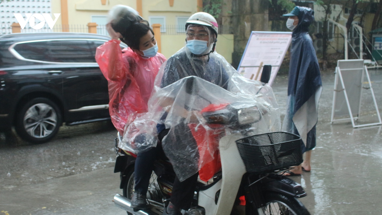 Hà Nội yêu cầu đảm bảo an toàn tuyệt đối cho thí sinh thi vào 10 trong thời tiết mưa bão