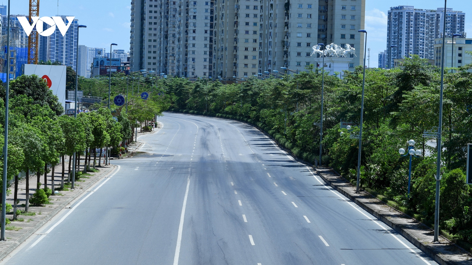 Nhiệt độ mặt đường có nơi hơn 50 độ C, phố phường Hà Nội vắng hoe