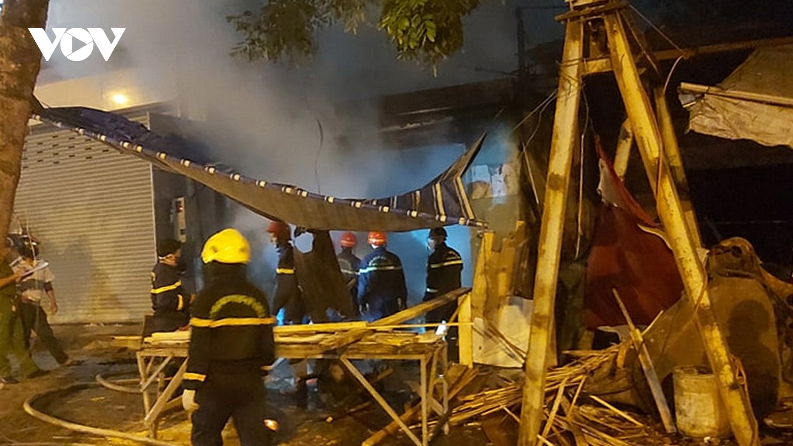 Cháy xưởng gia công gỗ lúc nửa đêm ở Đà Nẵng