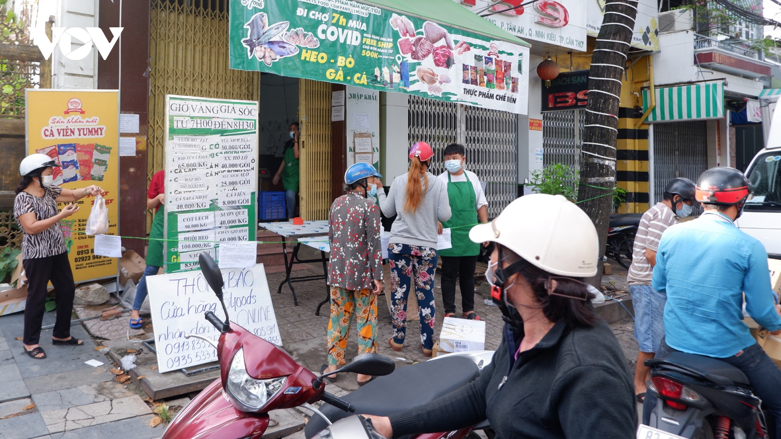 Cần Thơ dừng hoạt động chợ, người dân xếp hàng chờ mua thực phẩm ở cửa hàng tiện ích
