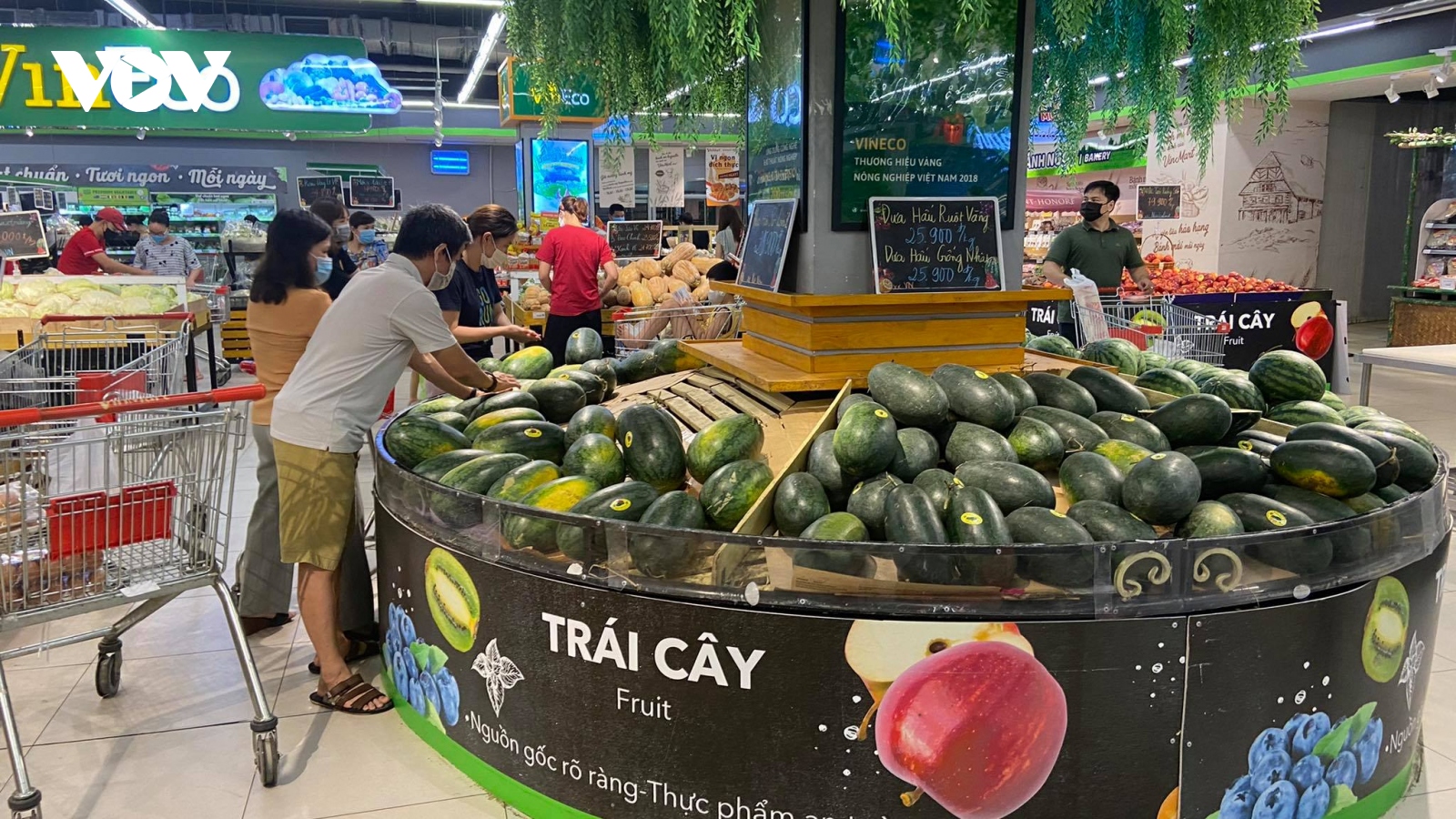 Cảnh trái ngược tại các siêu thị ở Hà Nội: Nơi đông nghẹt, chỗ vắng hoe
