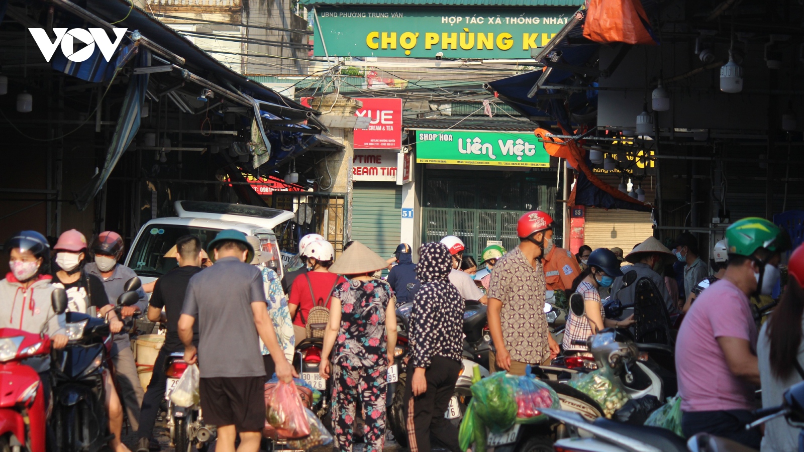 Sáng đầu tiên giãn cách, chợ dân sinh Hà Nội vẫn đông người dù hàng hóa không thiếu