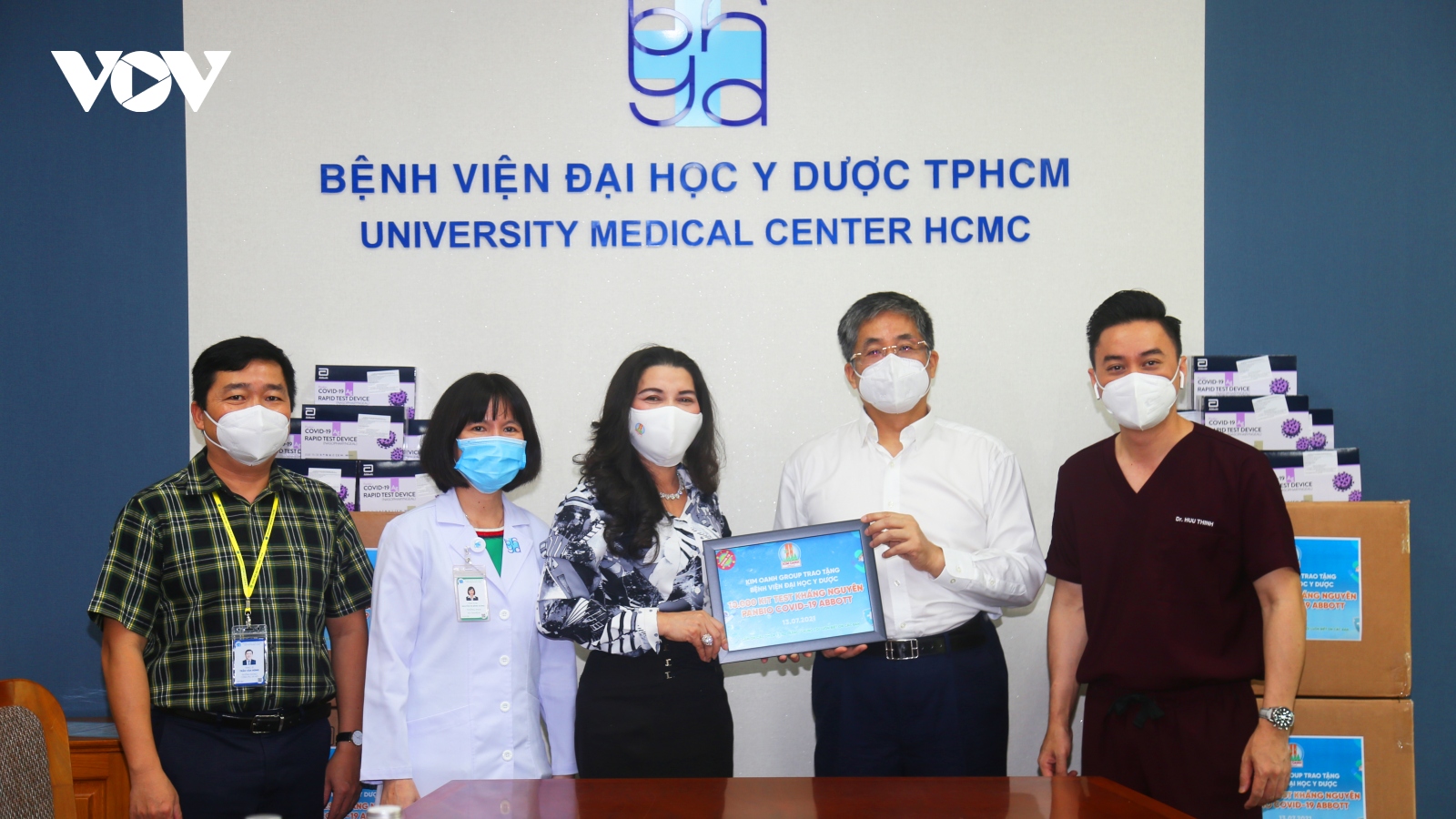 Kim Oanh Group trao 10.000 bộ kit test nhanh Covid-19 cho Bệnh viện Đại học Y dược TP.HCM