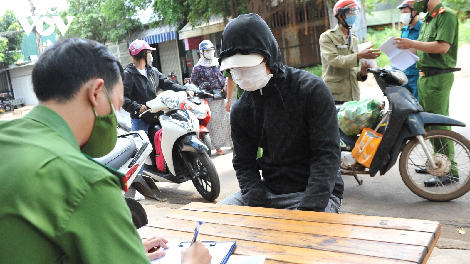 Thành phố Buôn Ma Thuột (Đắk Lắk) phát phiếu đi chợ cho người dân