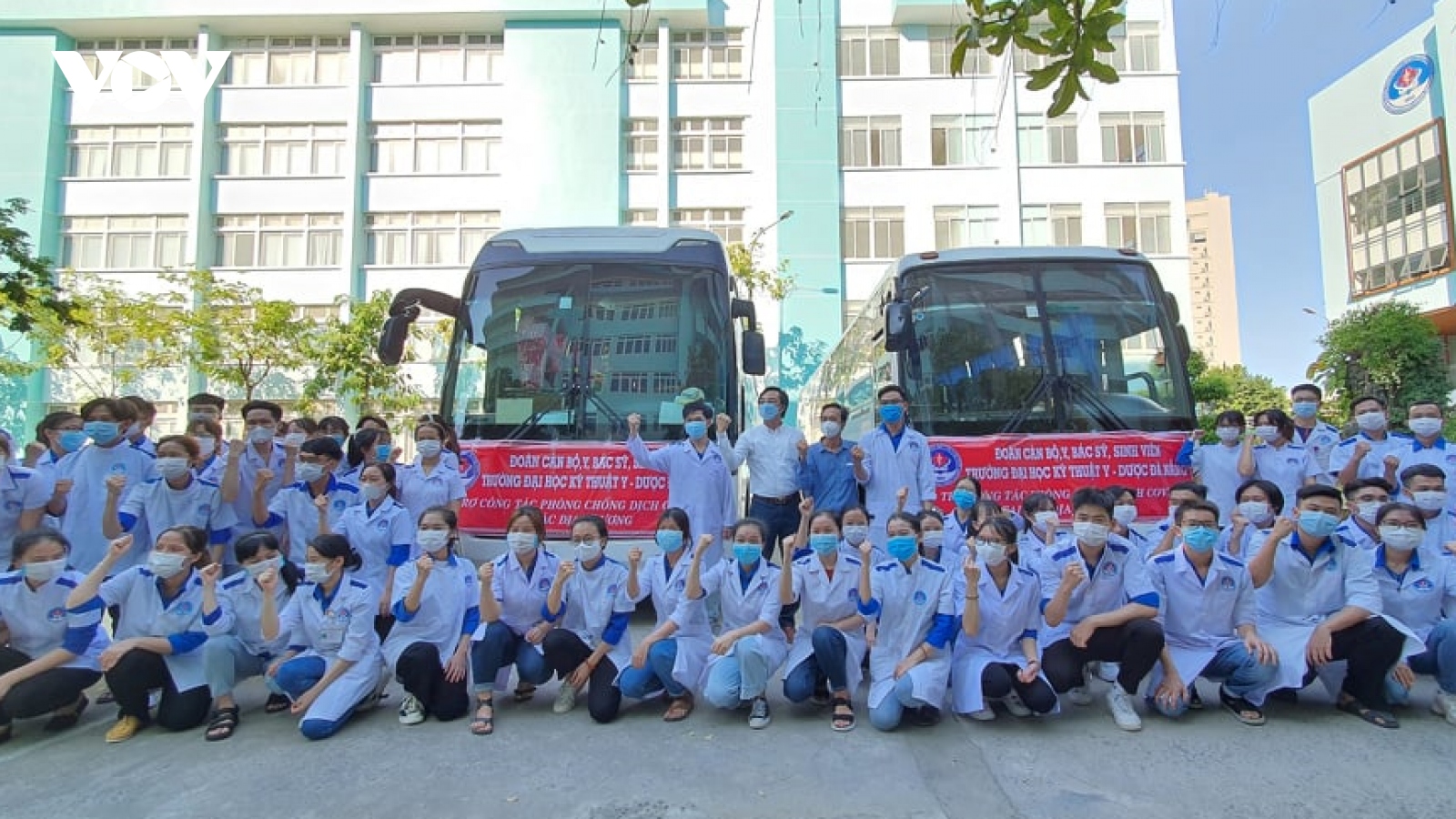 Hơn 100 cán bộ, sinh viên y khoa Đà Nẵng lên đường hỗ trợ Phú Yên chống dịch