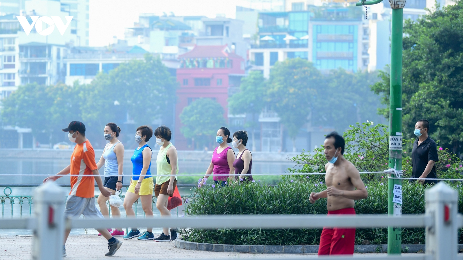 Sáng đầu tiên Hà Nội siết chặt phòng chống dịch, người dân vẫn túa ra đường tập thể dục 