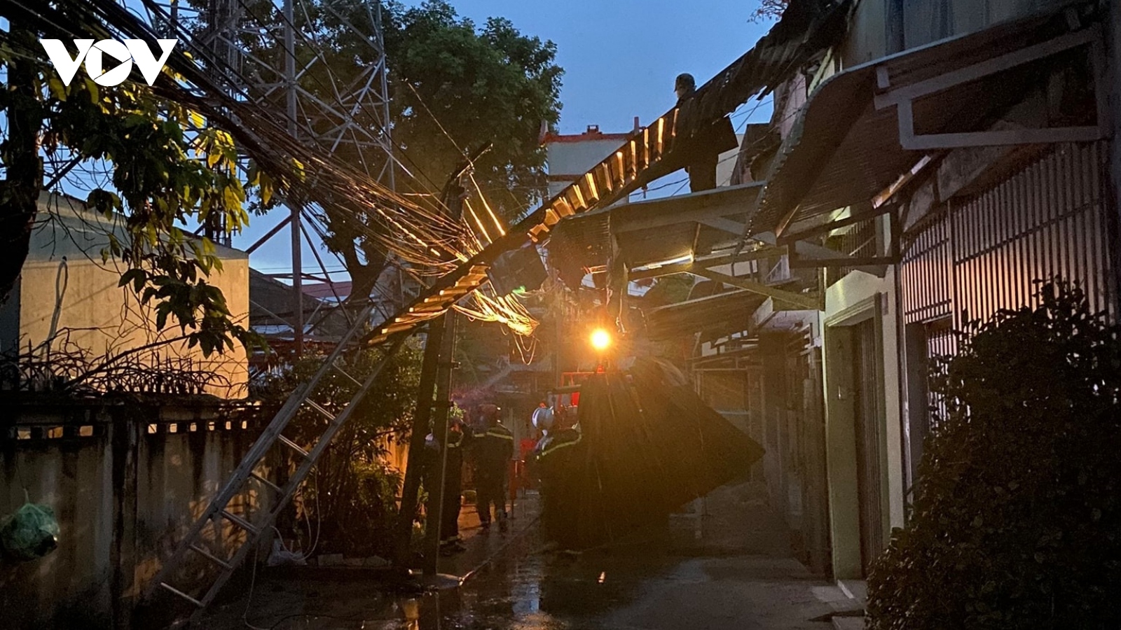 Mưa to kèm theo lốc xoáy đã làm thiệt hại hàng chục nhà dân tại Tiền Giang