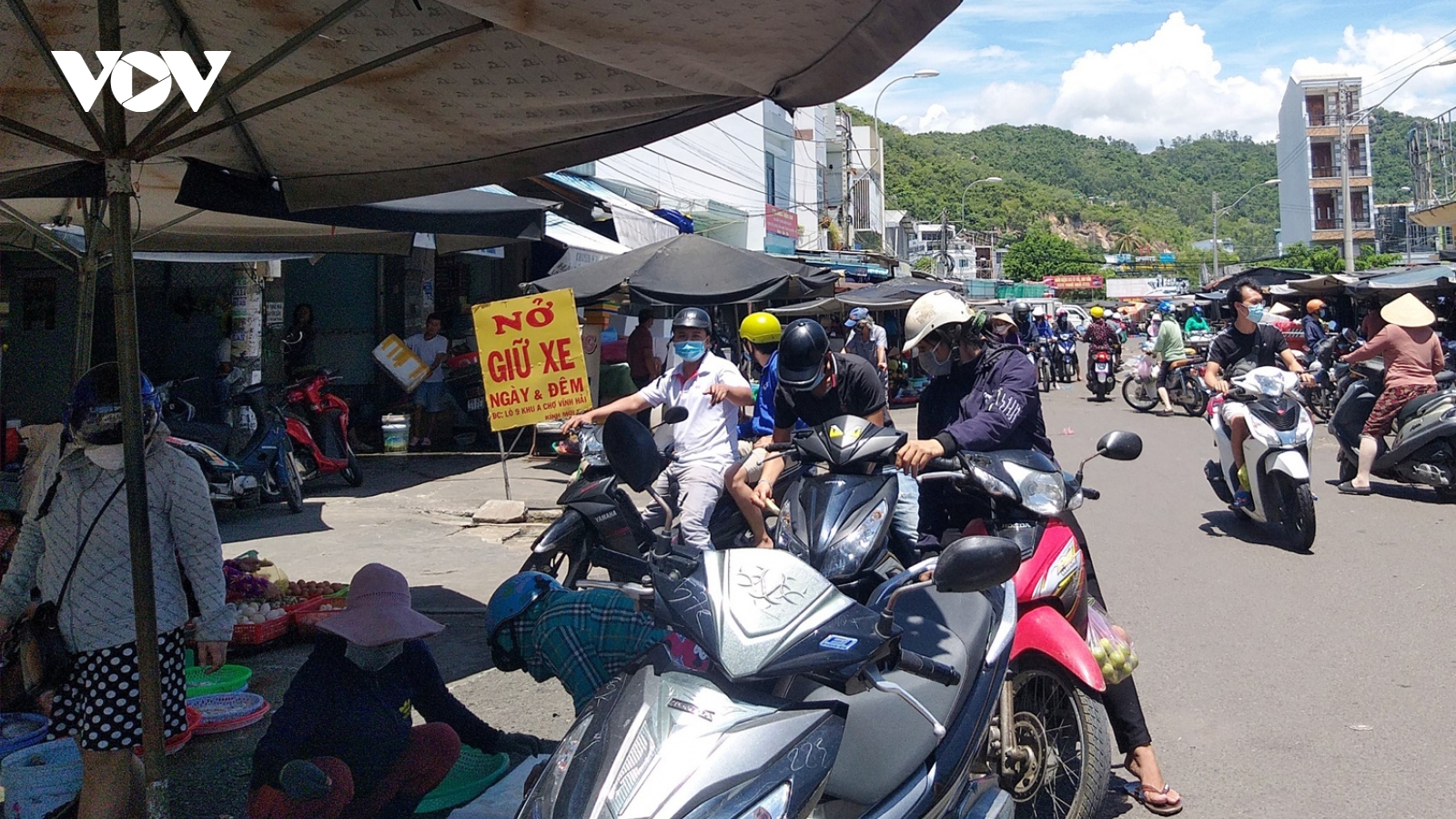 Phát phiếu đi chợ ở Khánh Hòa để giảm lượng người tập trung nơi công cộng