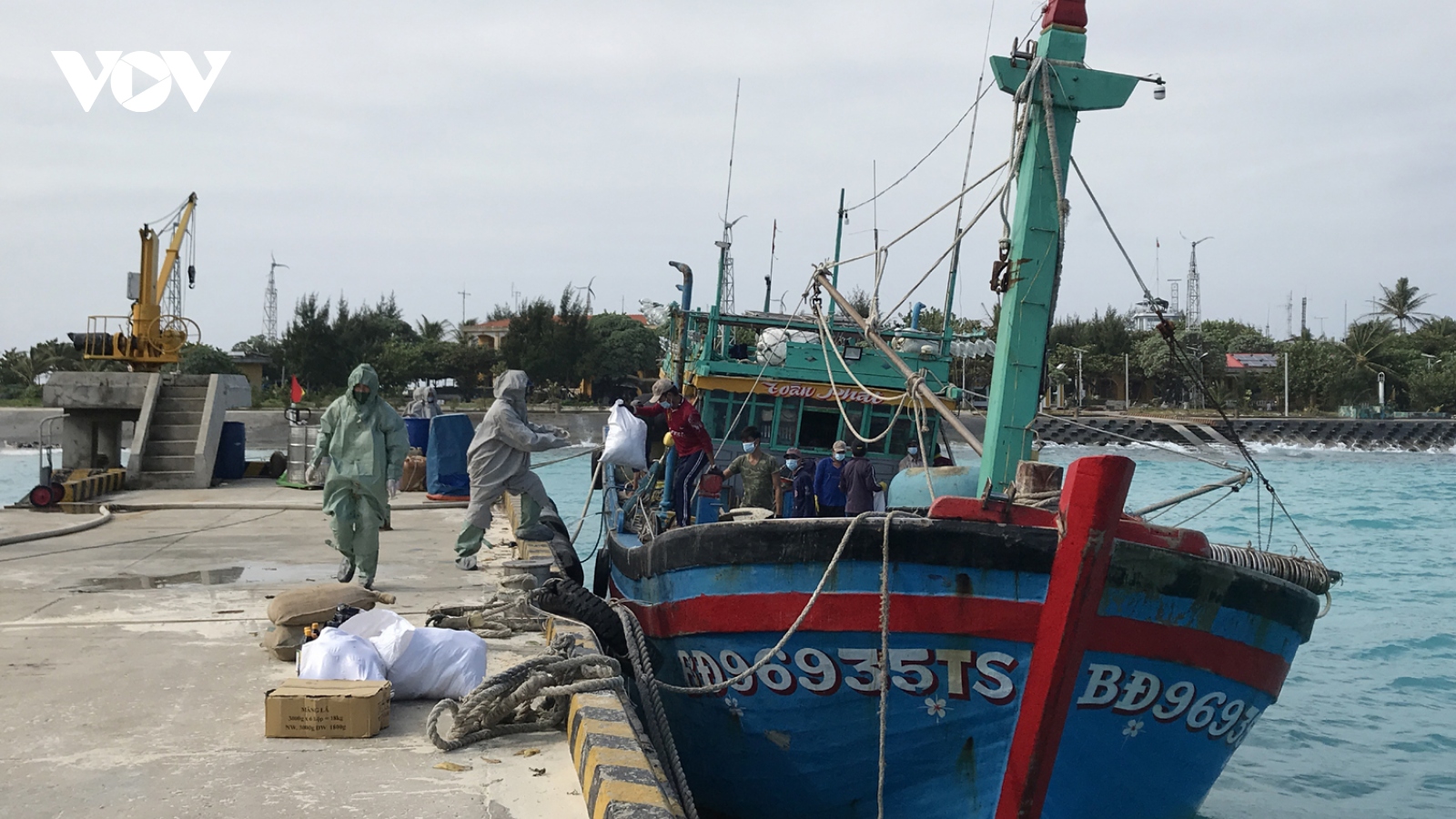 Đảo Sinh Tồn hỗ trợ lương thực, thực phẩm cho ngư dân tàu cá BĐ 96935 TS