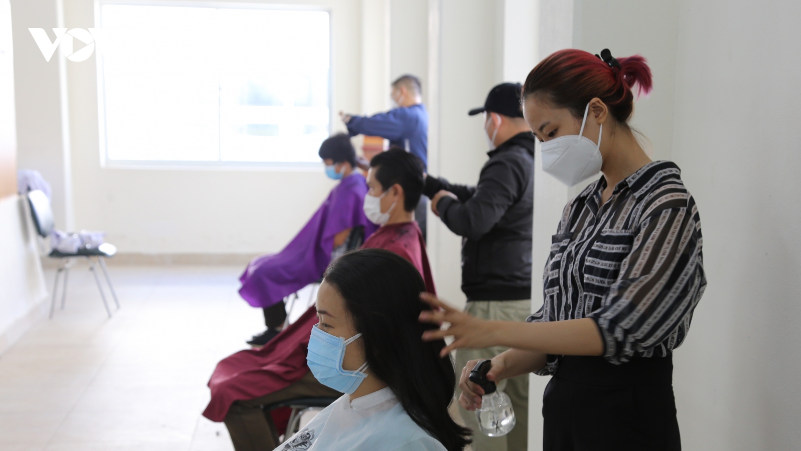Nhiều bệnh viện ở TP.HCM mời thợ đến cắt tóc cho nhân viên y tế