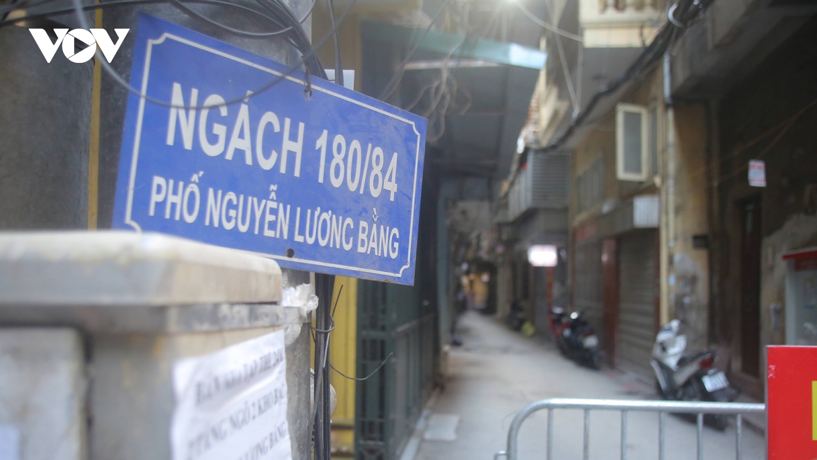 Phong tỏa ngách 180/84 phố Nguyễn Lương Bằng, F0 được đưa đi cách ly ngay trong đêm