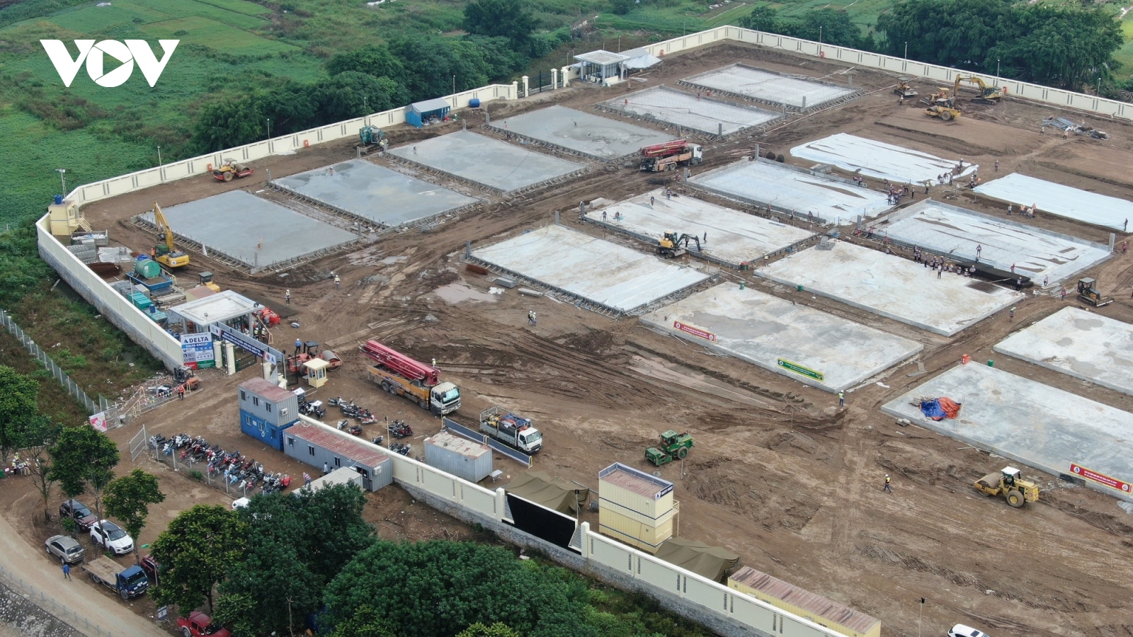 Bệnh viện dã chiến quy mô lớn đang được xây dựng ở Hà Nội