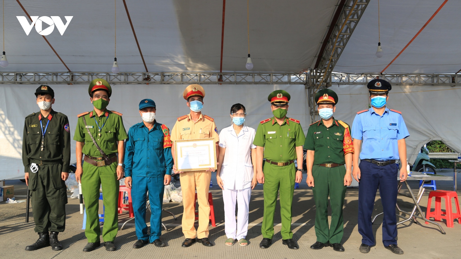 Chủ tịch UBND thành phố Hà Nội tặng bằng khen cho 2 chốt kiểm soát dịch bệnh