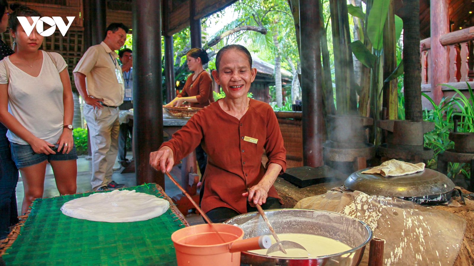 Ẩm thực miền Trung tìm cách "vượt bão" Covid-19