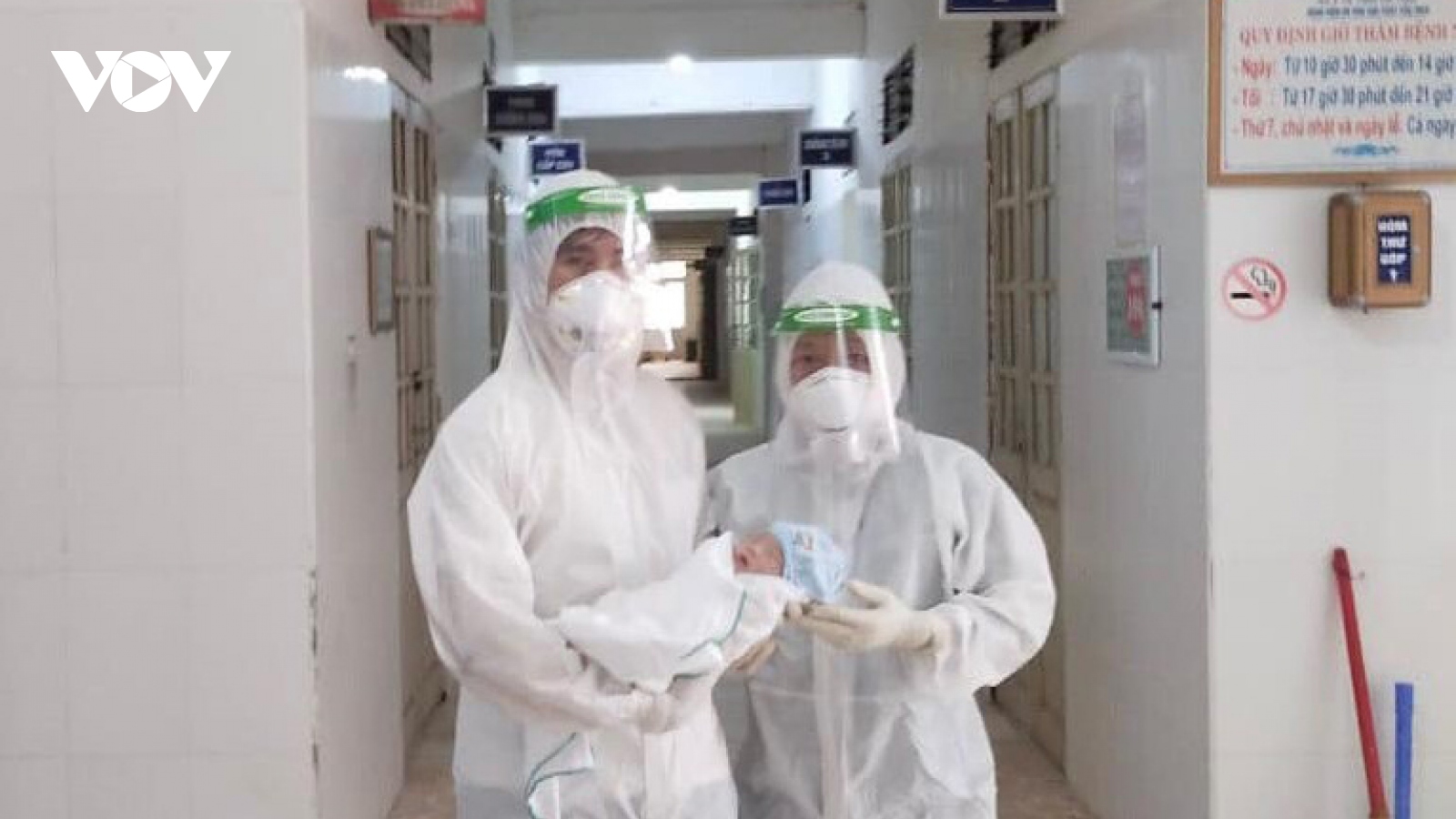 Ba nhân viên y tế ngất xỉu sau khi giúp sản phụ mắc Covid-19 “vượt cạn” 