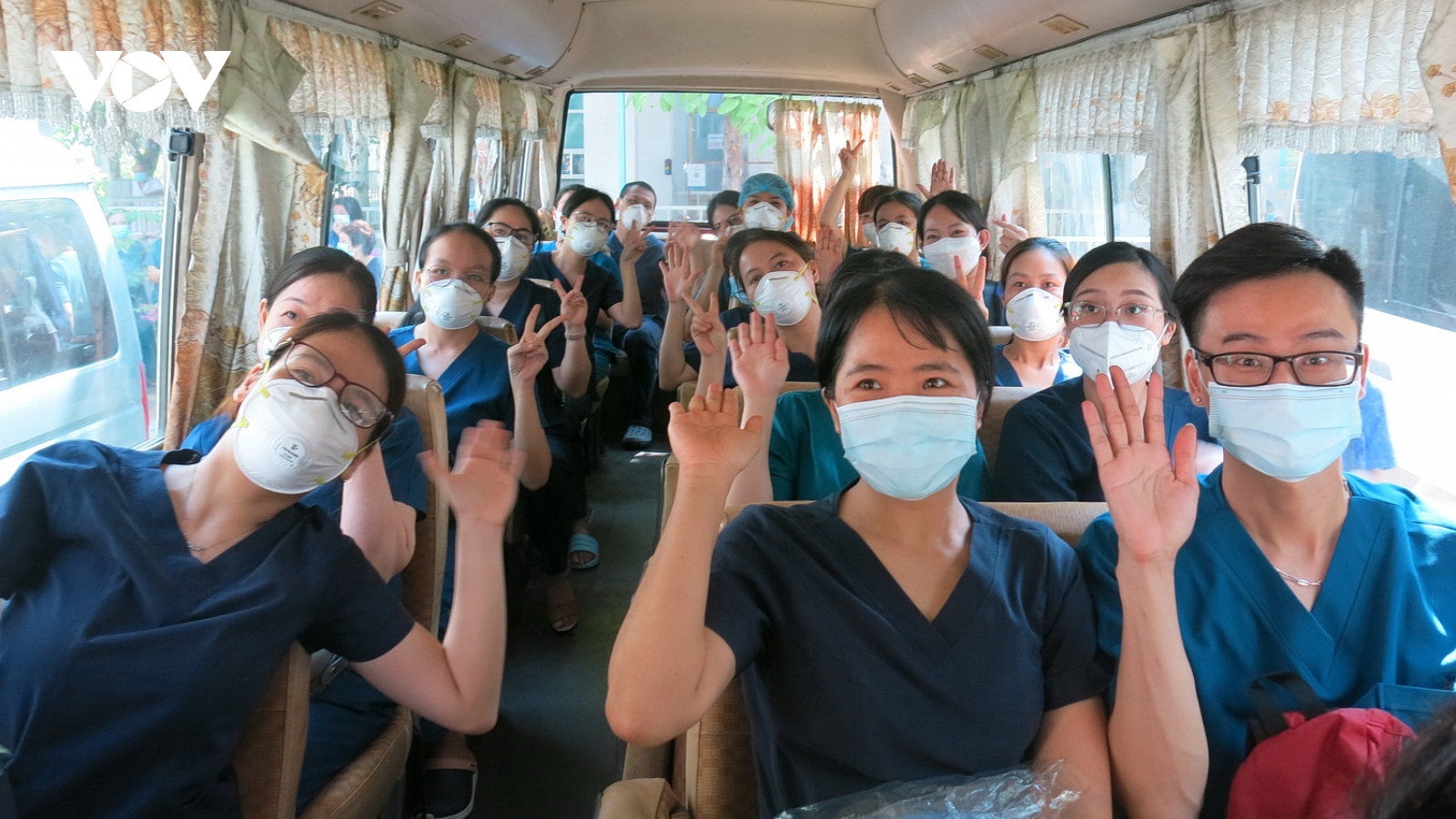 Hàng trăm bác sĩ miền Trung lên đường vào Nam hỗ trợ chống dịch