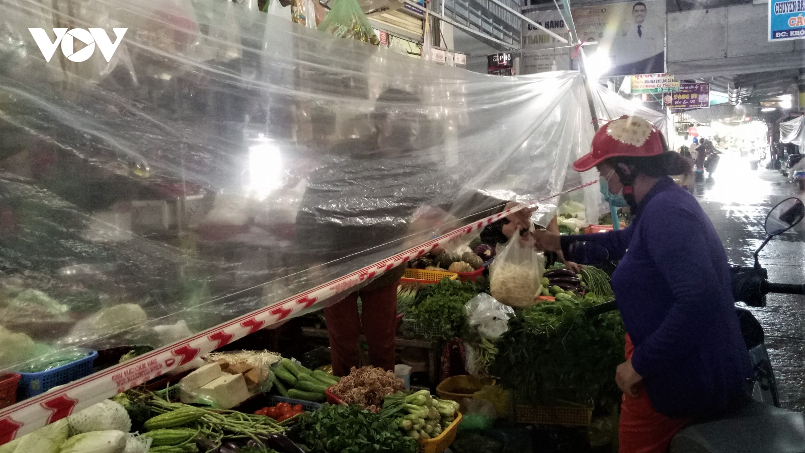 Muôn vẻ chống dịch: Người dân U Minh lấy nilon làm tấm chắn giọt bắn