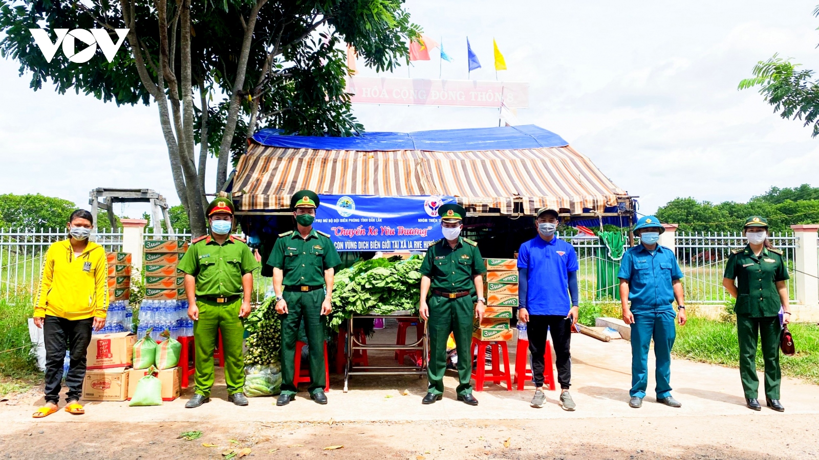 “Chuyến xe yêu thương” đến với người dân vùng cách ly ở biên giới