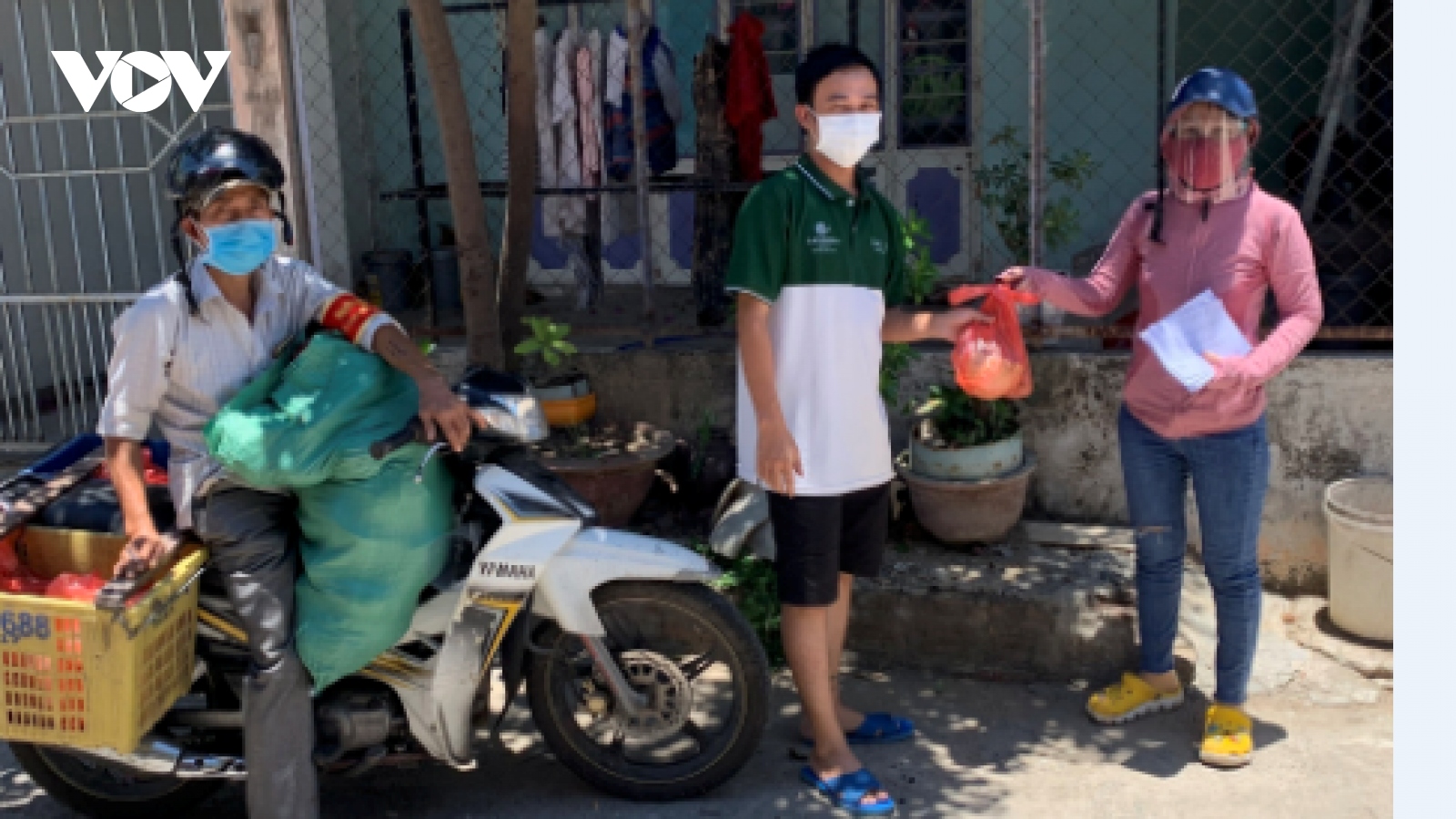 Đà Nẵng hỗ trợ gia đình tổ trưởng tổ dân phố bị tai nạn khi đi nhận thực phẩm giúp dân
