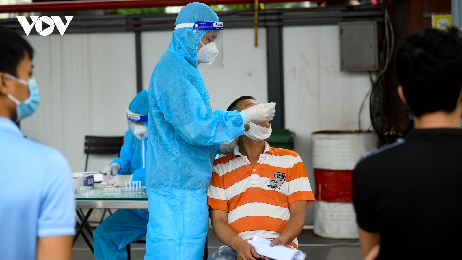 Hỗ trợ test nhanh virus SARS-CoV-2 cho hàng loạt tài xế “luồng xanh” ở Hà Nội