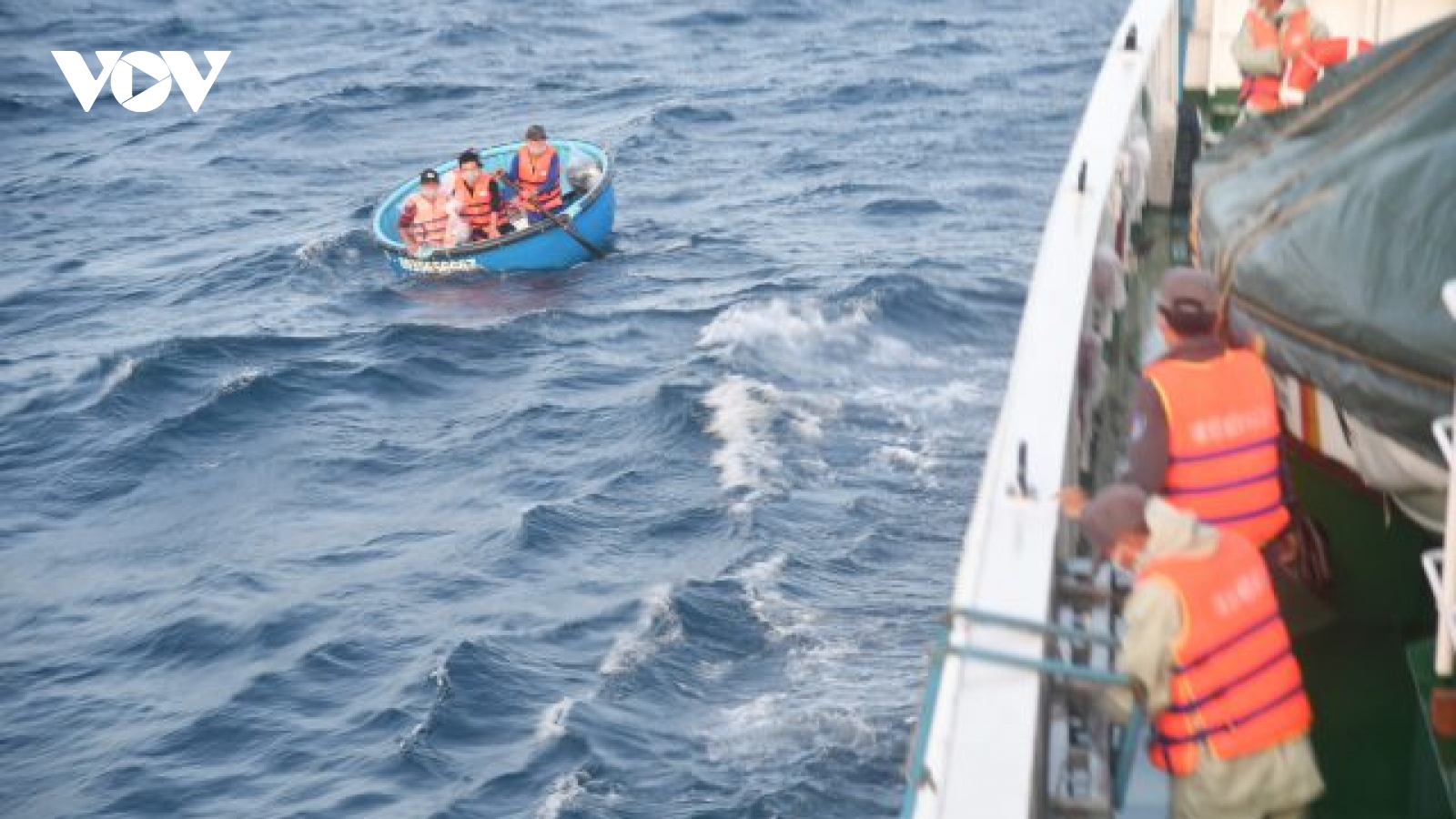 Tàu KN468 đưa 04 ngư dân bị nạn từ tàu cá PY 94477 TS về Cam Ranh an toàn