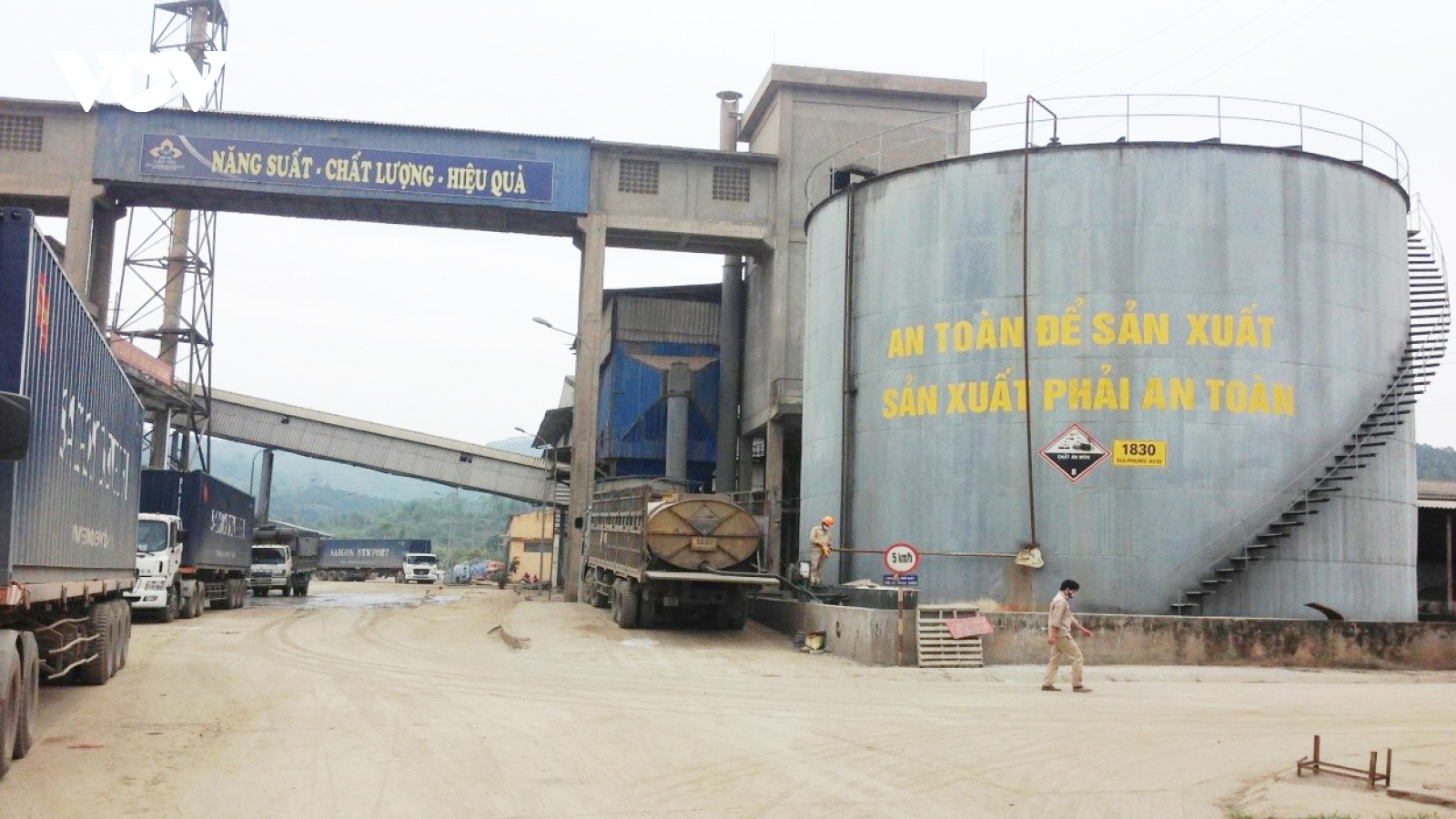 Dùng mùn cưa sấy phân bón thay than, nhà máy Supe lân Apromaco Lào Cai bị xử lý