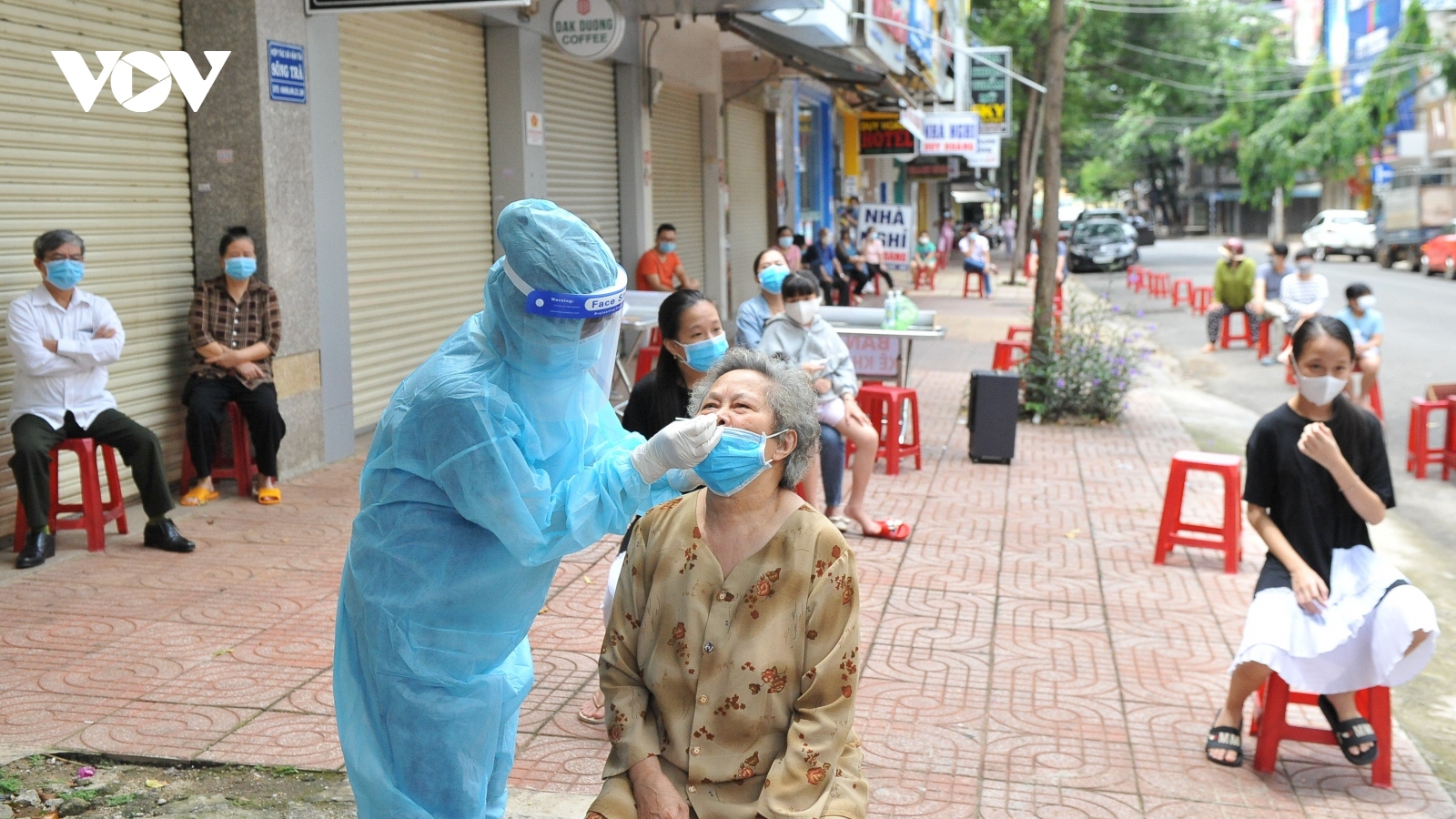 Thành phố Buôn Ma Thuột làm xét nghiệm nhanh kháng nguyên SARS-CoV-2 cho toàn dân