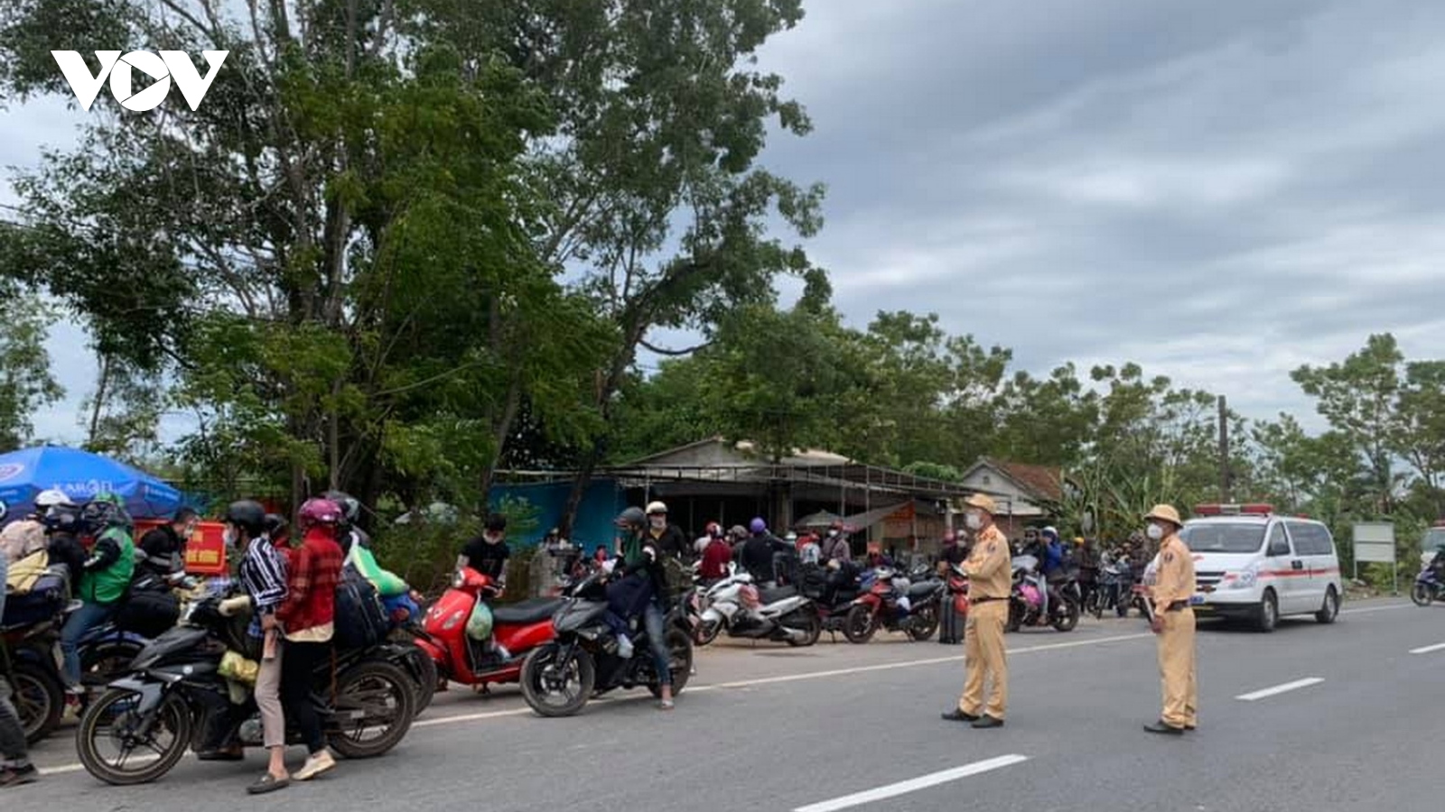 Hai vợ chồng đi xe máy từ Bình Dương về Quảng Trị có kết quả dương tính SARS-CoV-2