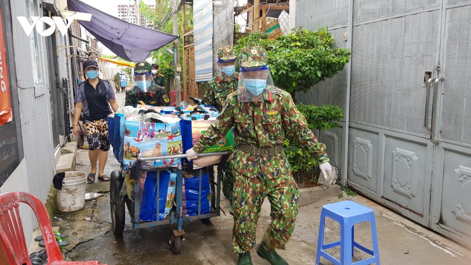 Quân đội trao tặng hàng trăm ngàn phần quà cho nhân dân TP.HCM